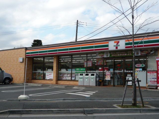 Convenience store. 230m to Seven-Eleven (convenience store)