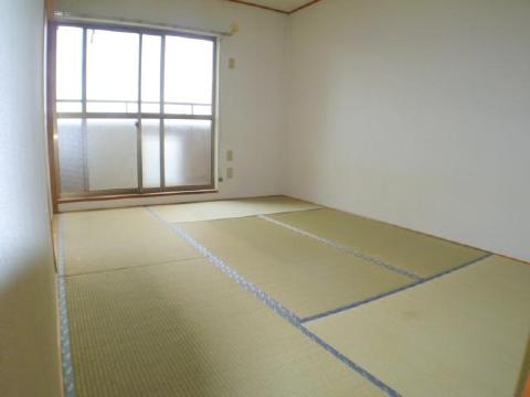 Living and room. Good day in the southeast direction. Bright Japanese-style room.