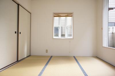 Other room space. A two-sided lighting is bright Japanese-style room.