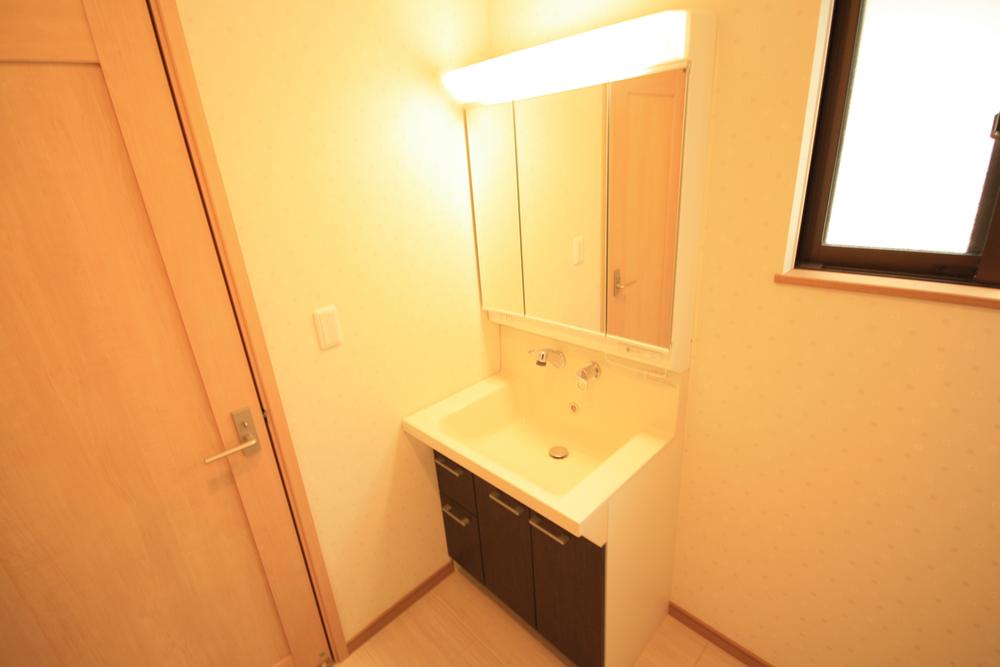 Wash basin, toilet. Indoor (12 May 2013) Shooting