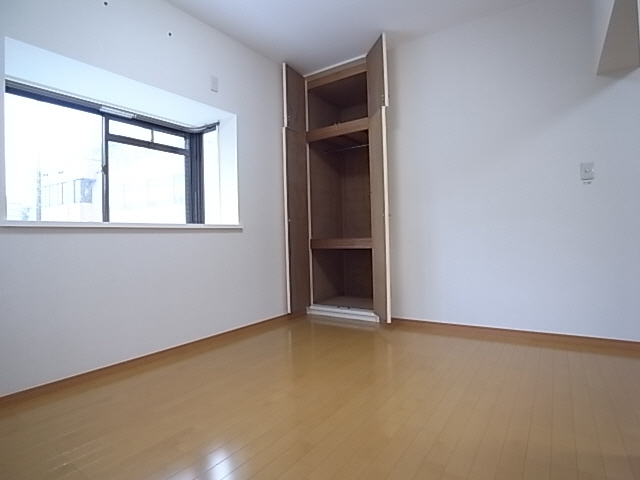 Living and room. The living, There is a tatami half of closet storage