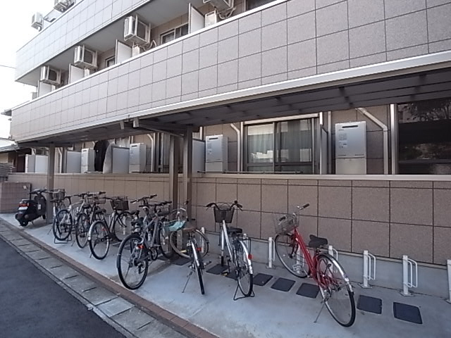 Other common areas. Parking lot so as not to wet in the rain, Becoming covered