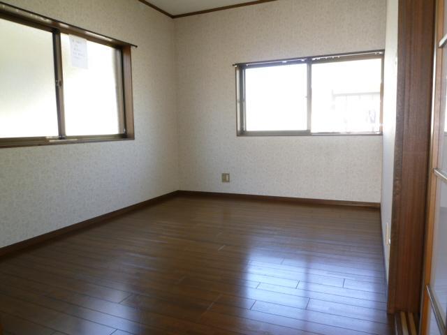 Living and room. Two-sided lighting of the flooring of the room.