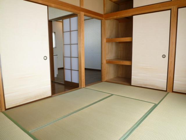 Living and room. It is a Japanese-style room of storage enhancement.