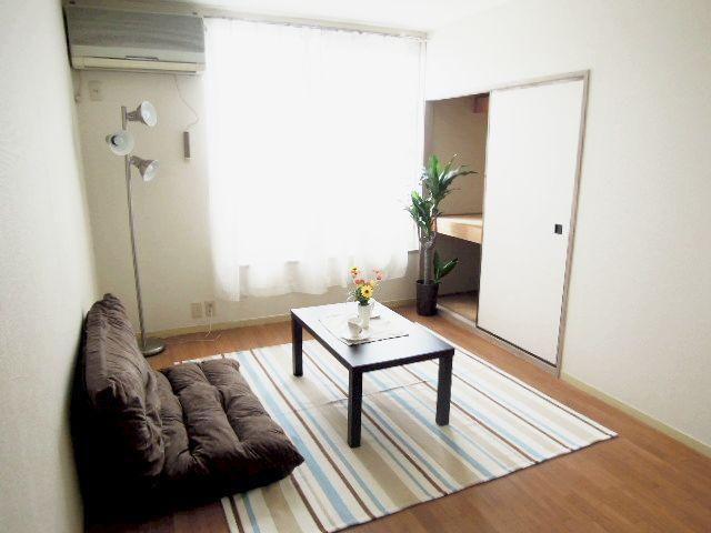 Living and room. Sunny ・ Close from the train station convenient Sobu Line