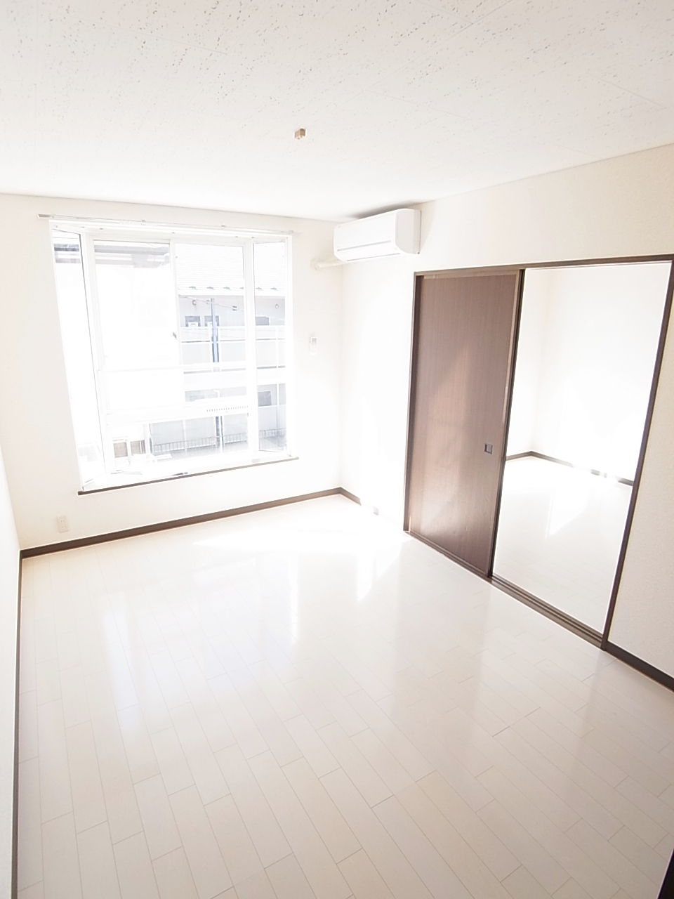 Living and room. Bay windows are attracted to white and collaboration of the floor.