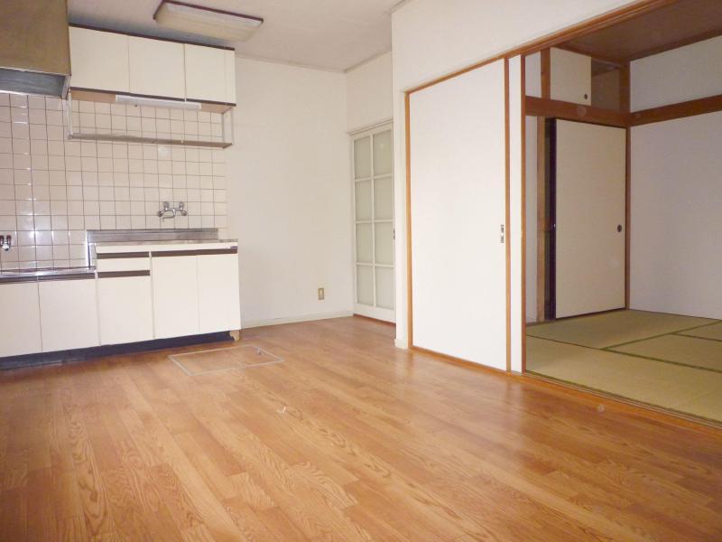 Kitchen. Also spacious kitchen, Stove installation Friendly city gas