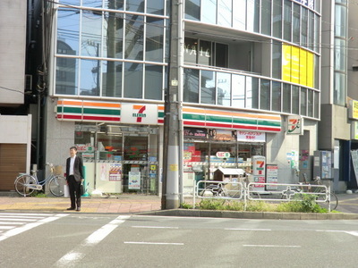 Convenience store. 600m to Seven-Eleven (convenience store)