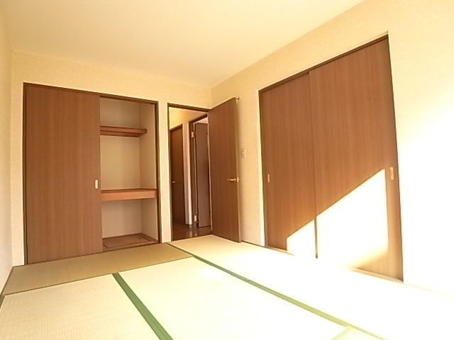 Other room space. Japanese-style one room there is. 