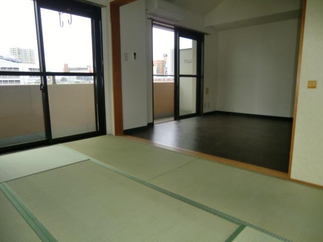 Other room space. Bright and airy Japanese and DK so comfortable life