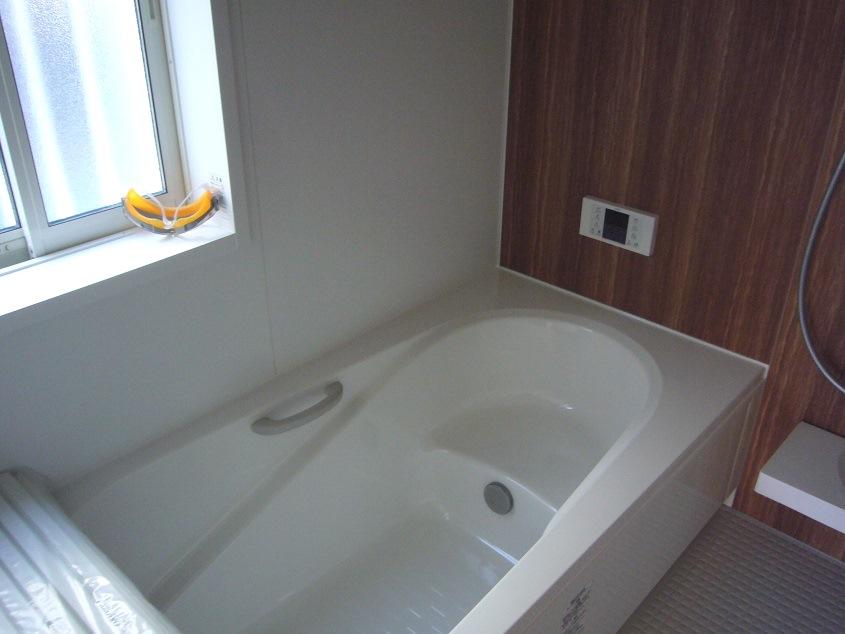 Bathroom. Spacious Hitotsubo type of unit bus (local photo)