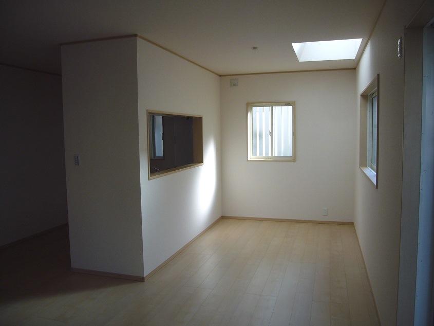 Living. Face-to-face kitchen and dining (local photo)