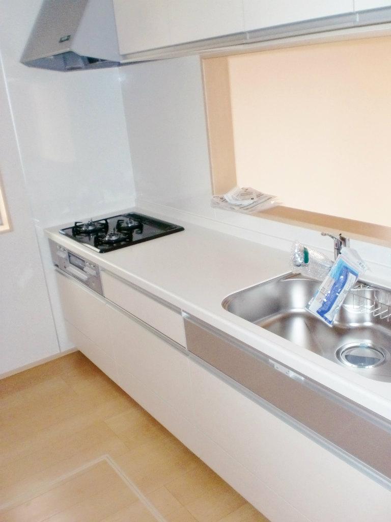 Kitchen.  [Sales Local 1 Building] Excellent storage capacity of all slide housed in the frontage 2550mm