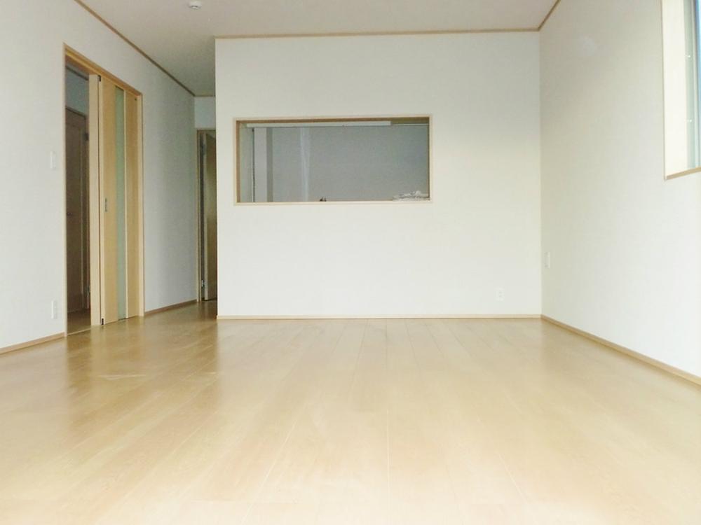 Living.  [Sales Local 1 Building] Strong to scratches and dirt in the mirror finish flooring