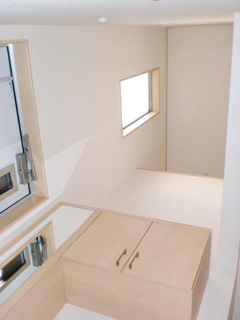 Non-living room.  [Sales Local 1 Building] Entrance with a bright and airy in the colonnade