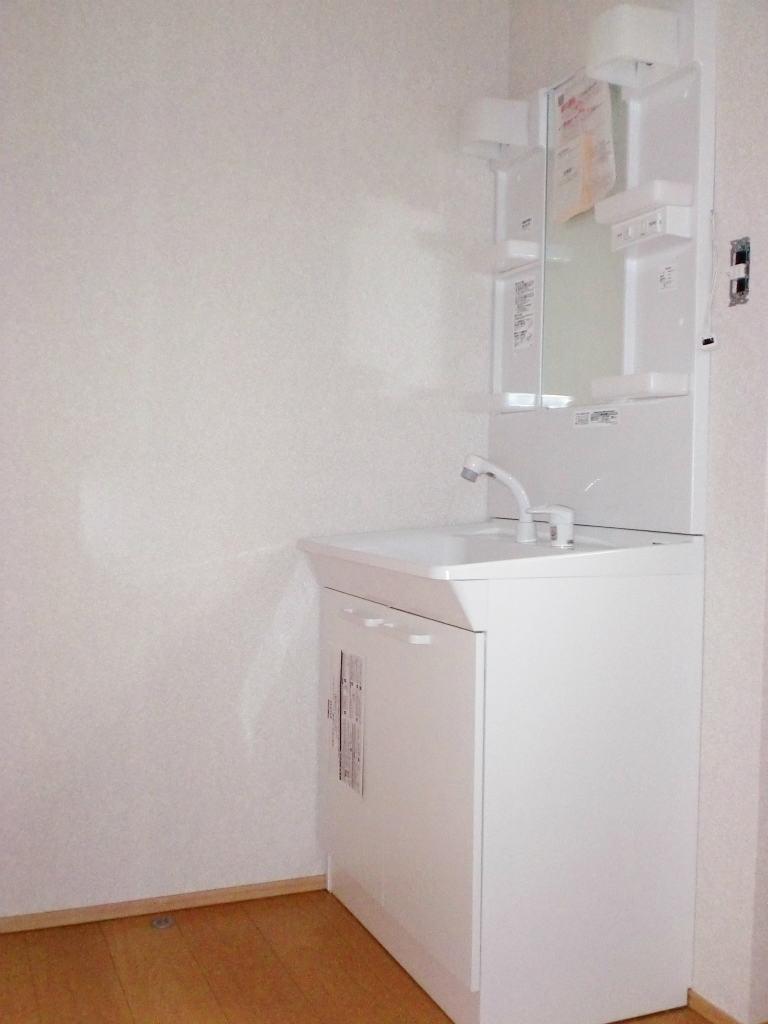 Wash basin, toilet.  [Sales Local 1 Building] Care is also simple vanity