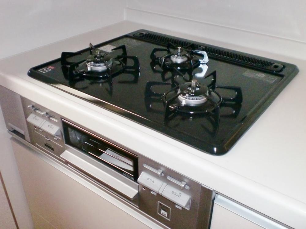 Kitchen.  [Selling local] Easy-to-use three-necked stove