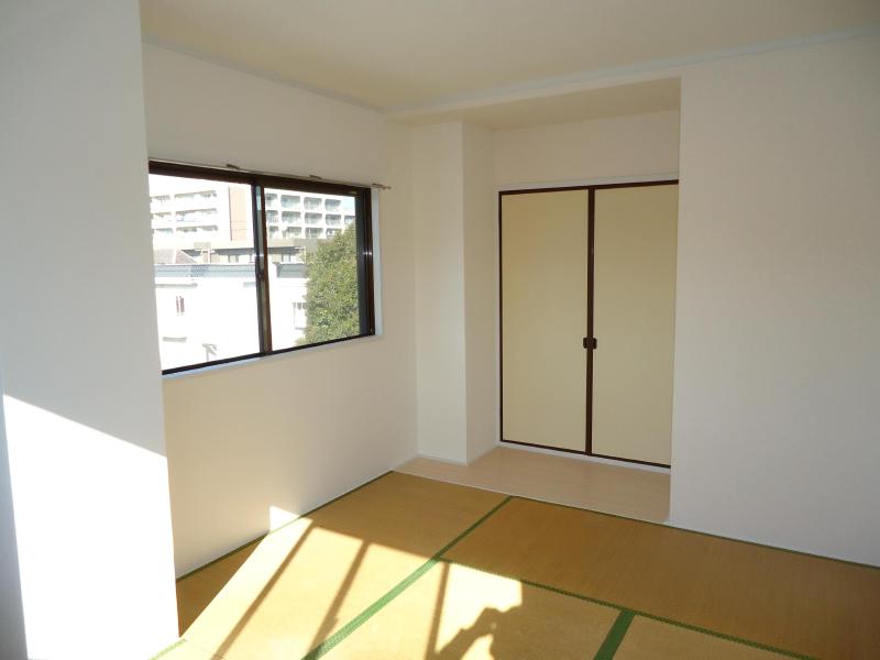 Living and room. Japanese-style room is also very bright