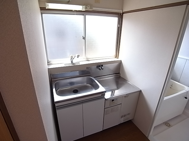 Kitchen. Kitchen with gas stove 2 burners can be installed. I'm happy lighting window.