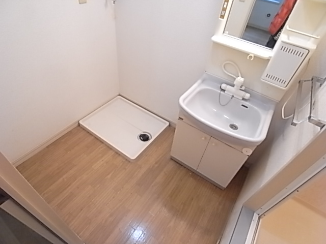 Washroom. Independent wash basin with shampoo dresser.