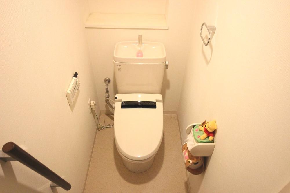 Toilet. The angle of the handrail has been mounted at an angle on the basis of ergonomics! Remote-controlled bidet installation