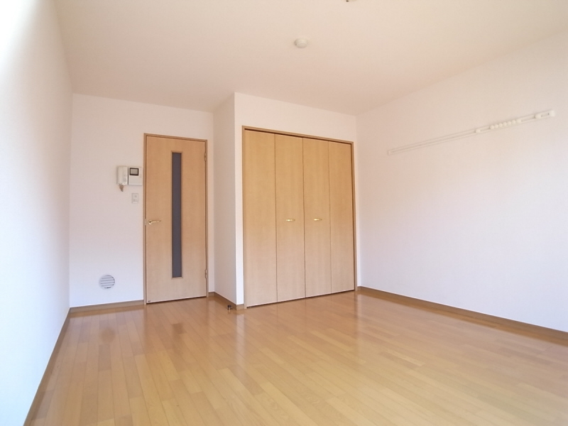 Living and room. Bright room in the southwest-facing! It is life-friendly environment