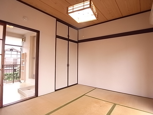 Other room space. Storage of large capacity with upper closet.