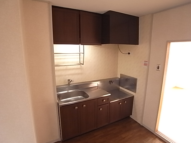 Kitchen. The kitchen is two-burner stove can be installed.