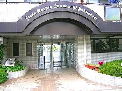 Entrance. Entrance is situated on the third floor part.