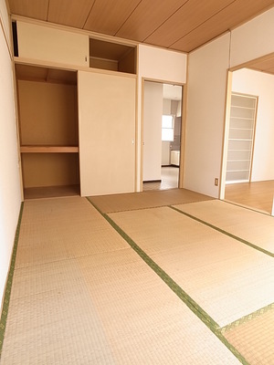 Living and room. It is rumbling also good in tatami holiday! Pat storage ☆