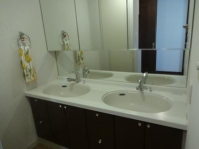 Wash basin, toilet. It will be three-sided mirror When you open the mirror. The back of the mirror storage space