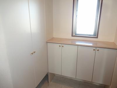 Entrance. Entrance storage