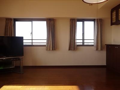 Living. Guests can enjoy a fireworks display of Funabashi City from the west side of the window