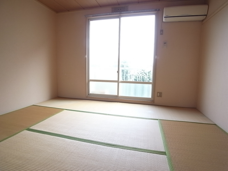 Living and room. It will calm the Japanese-style room!