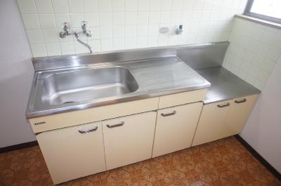 Kitchen. Two-burner gas stove is installed Allowed larger kitchen.