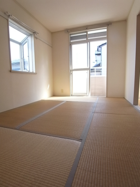 Living and room. Very calm Japanese-style room! Guests can relax purring ☆