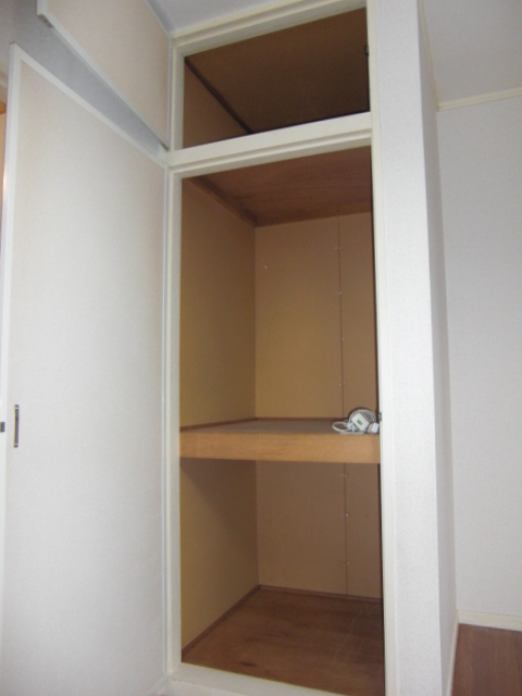 Receipt. Large storage with upper closet