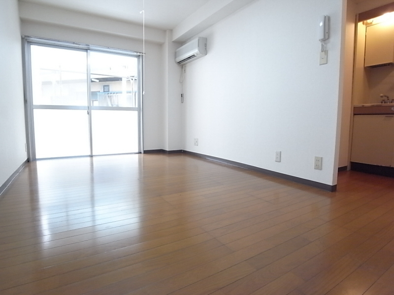 Living and room. Bright room in the southeast direction! It is life-friendly environment