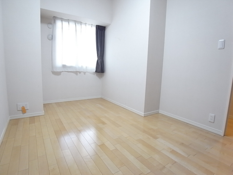 Living and room. Bright room in the east! It is life-friendly environment