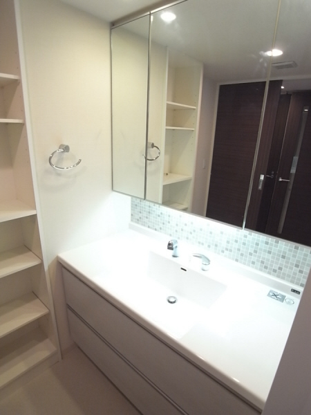 Washroom. Vanity mirror is large! It is easy-to-use! !