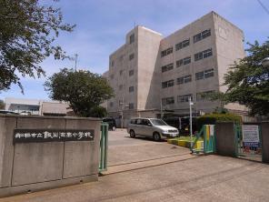 Junior high school. Until 750m Funabashi Municipal sandwiched Junior High School