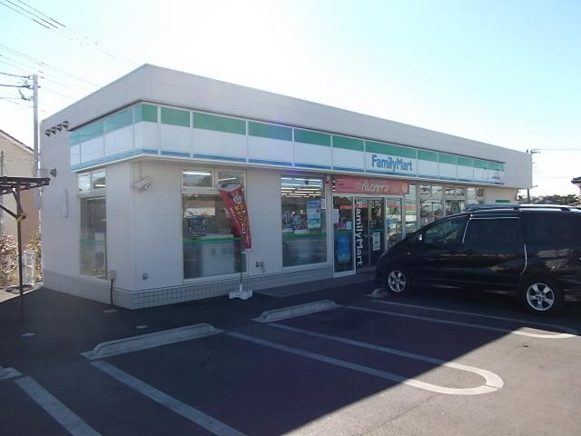 Convenience store. 423m to FamilyMart Funabashi sandwiched between the town shop
