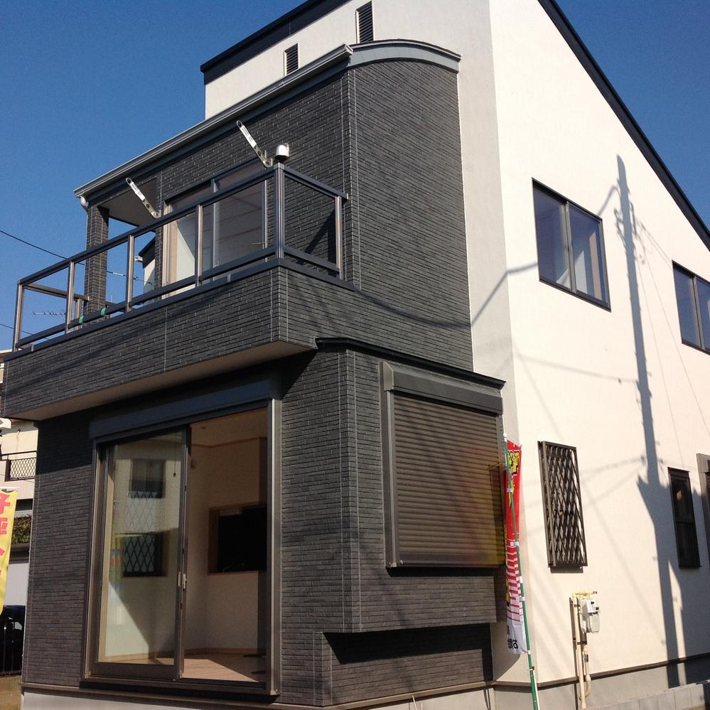 Local photos, including front road. 2013 November There currently possible preview