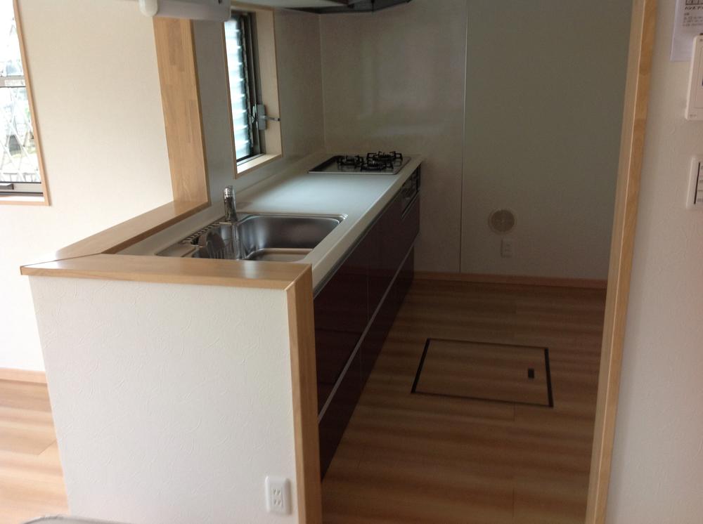 Kitchen. In refreshing built-in gas stove, Storage is a soft closing function close to the quiet.