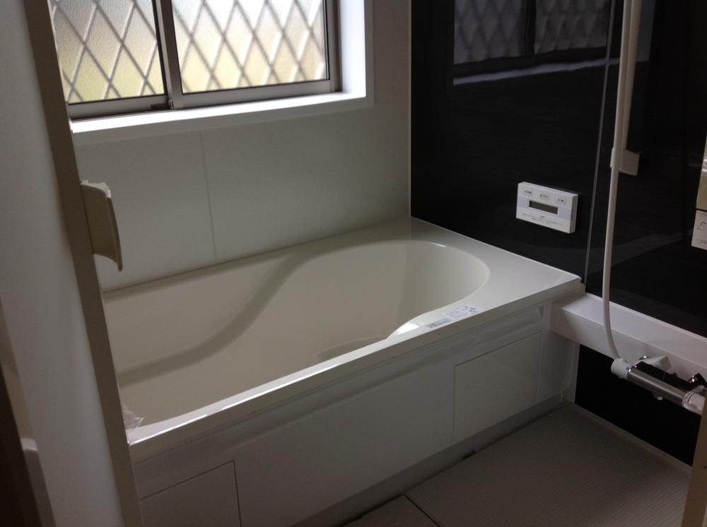 Bathroom. In with the bathtub in the step, Remains of sitz bath and parent and child bathing also think.