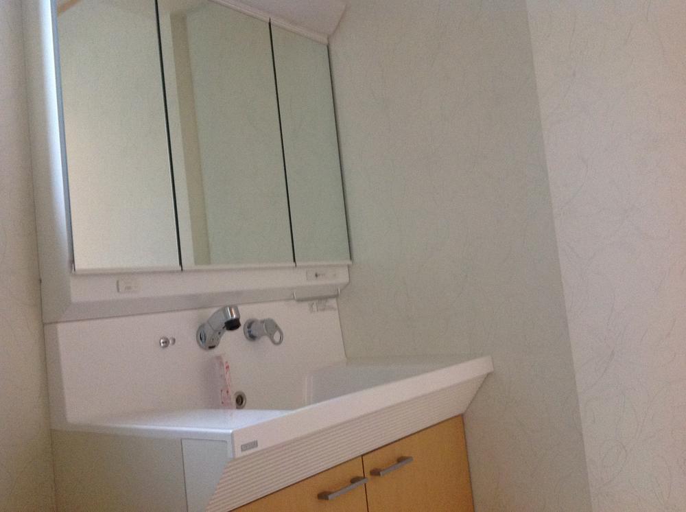 Wash basin, toilet. Water-absorbent on the surface of the mirror ・ Coating the hydrophilic certain film. Since cloudy difficult, Bathing also increases the mirror is clear.