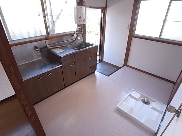 Kitchen. Kitchen space is also widely recommended for self-catering school.