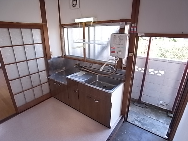 Kitchen. It is a bright kitchen also dishes make progress.