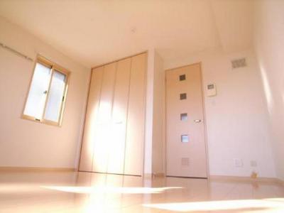 Other room space. Corner room is very bright with two faces window!