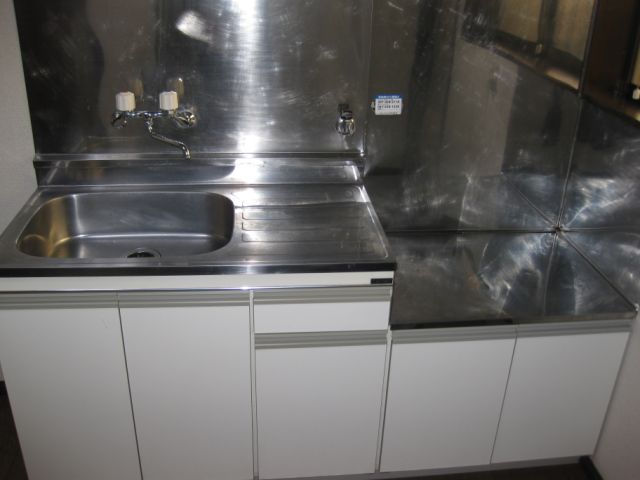 Kitchen. Gas stove can be installed